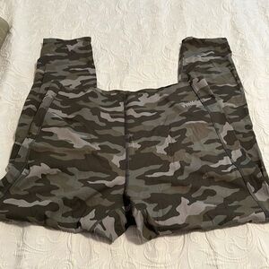 Pink active camouflage leggings waist pocket size XL waist 32 inch inseam 27 1/2